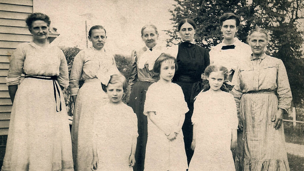 Women Reichard family, 1917